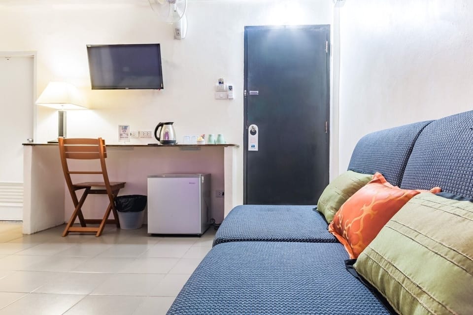 Double Room | Minibar, in-room safe, desk, blackout drapes