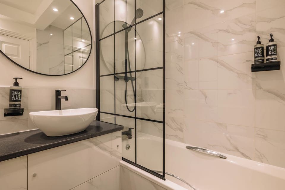 Standard Double Room with Patio | Bathroom | Free toiletries, hair dryer, towels