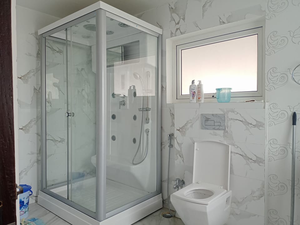 Executive Room | Bathroom | Shower, rainfall showerhead, free toiletries, towels