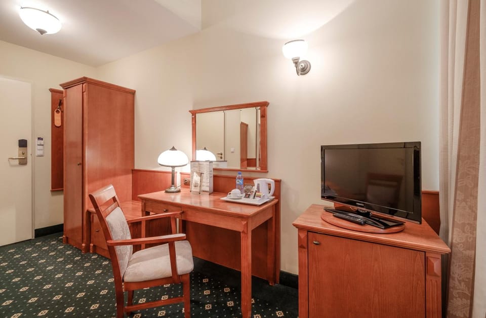 Desk, laptop workspace, WiFi (free), bed sheets
