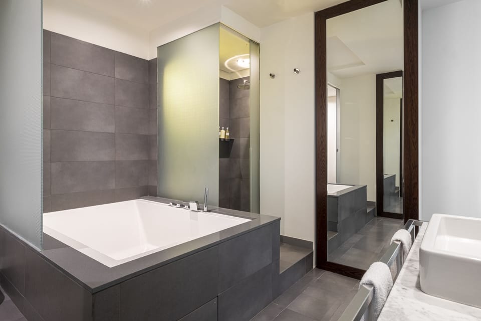 Suite, Terrace | Bathroom | Hair dryer, slippers, towels