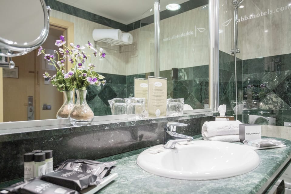 Deluxe Double Room | Bathroom | Combined shower/tub, free toiletries, hair dryer, bidet