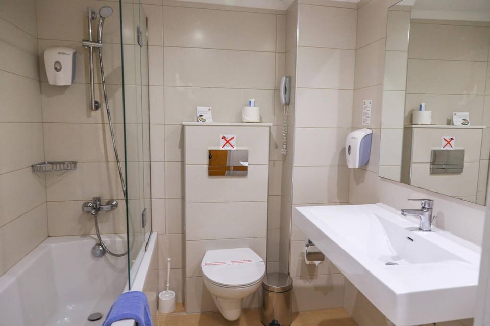 Shower, rainfall showerhead, free toiletries, hair dryer