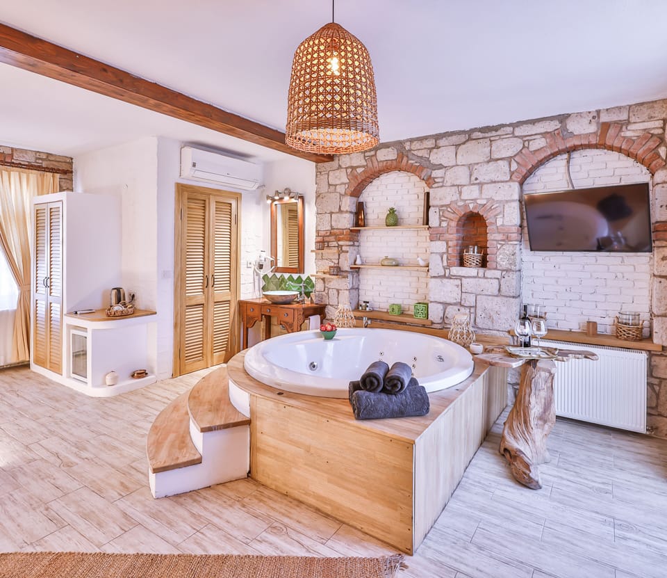 Suite, Jetted Tub | Minibar, in-room safe, individually decorated, individually furnished