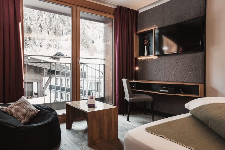 Standard Double Room | Living area | Flat-screen TV, iPod dock