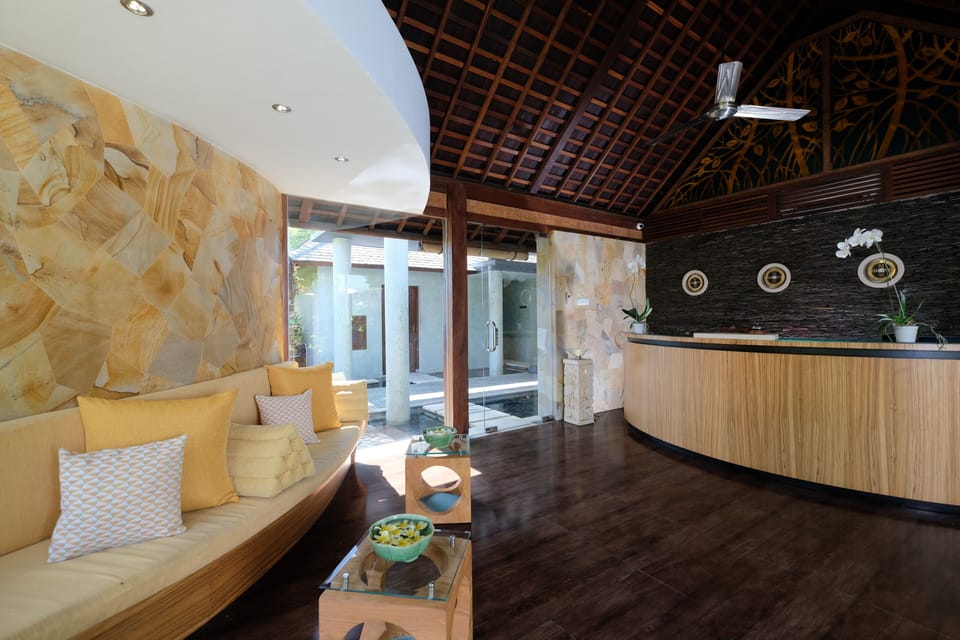 Couples treatment rooms, hot tub, hot springs