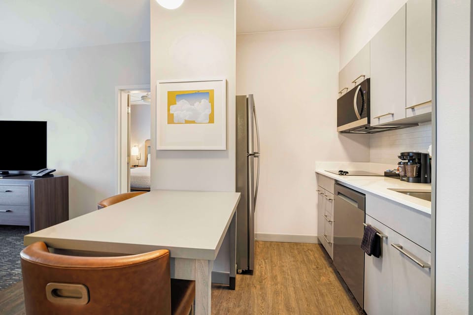 Full-size fridge, microwave, stovetop, dishwasher