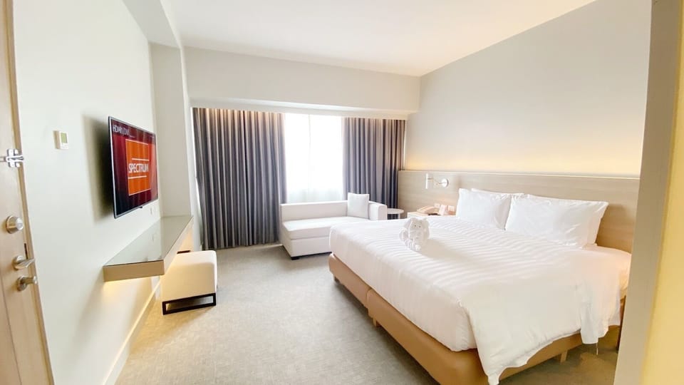 Deluxe King | In-room safe, desk, rollaway beds, free WiFi