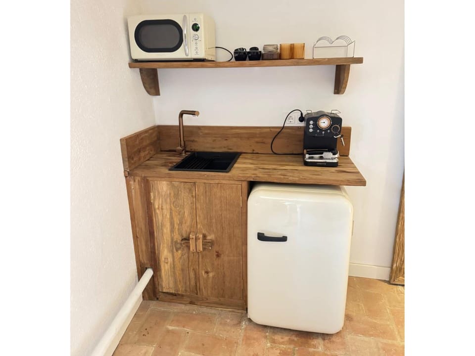 Superior Studio Suite, Pets Allowed | Private kitchen | Espresso maker