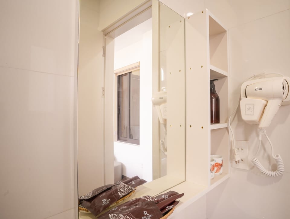 Rainfall showerhead, free toiletries, hair dryer, slippers