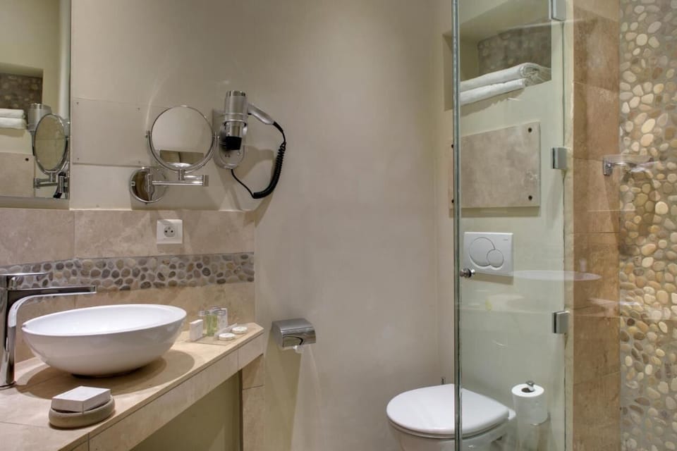 Classic Room, 1 Double or 2 Twin Beds | Bathroom | Free toiletries, hair dryer, bathrobes, slippers