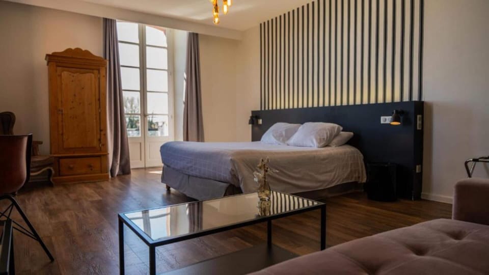 Suite, 1 Queen Bed, Non Smoking (with Sofabed) | Premium bedding, individually decorated, desk, blackout drapes