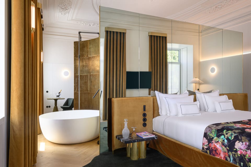 Suite Signature Vista Alegre | Minibar, in-room safe, individually decorated, desk