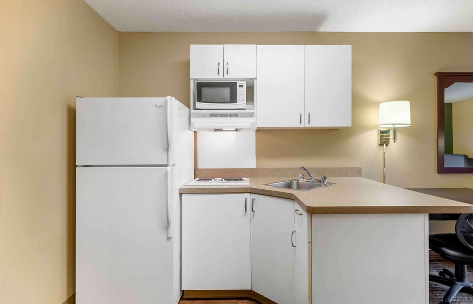 Coffee/tea maker, full-size fridge, microwave, stovetop
