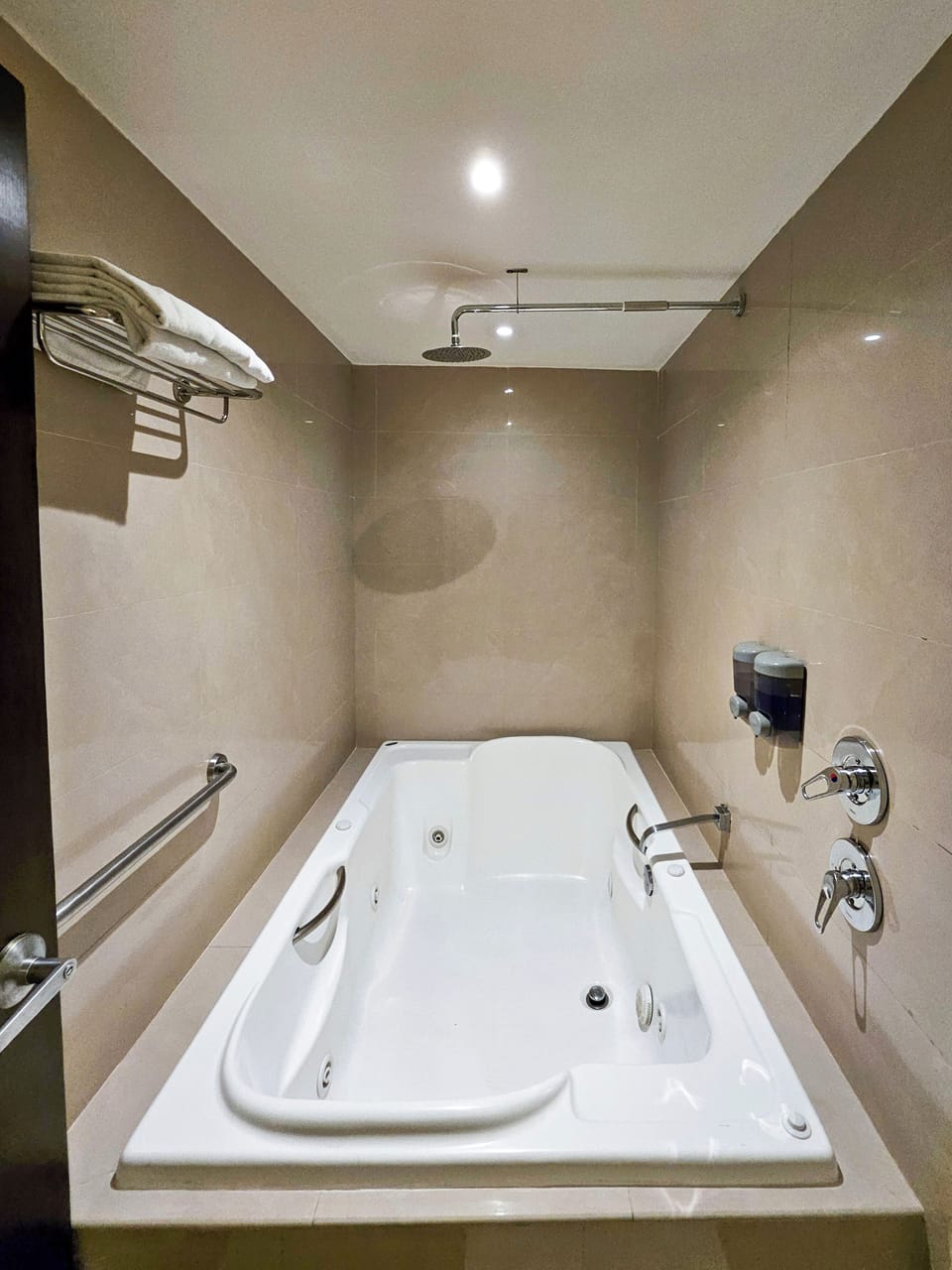 Junior Room | Jetted tub