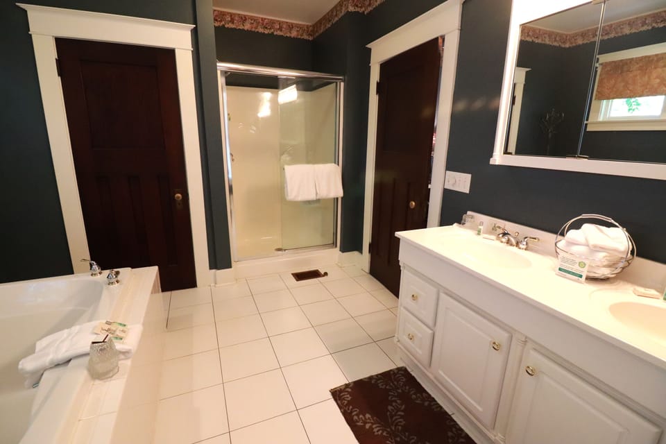Suite, Non Smoking, Jetted Tub (Wisteria Cottage) | Bathroom shower