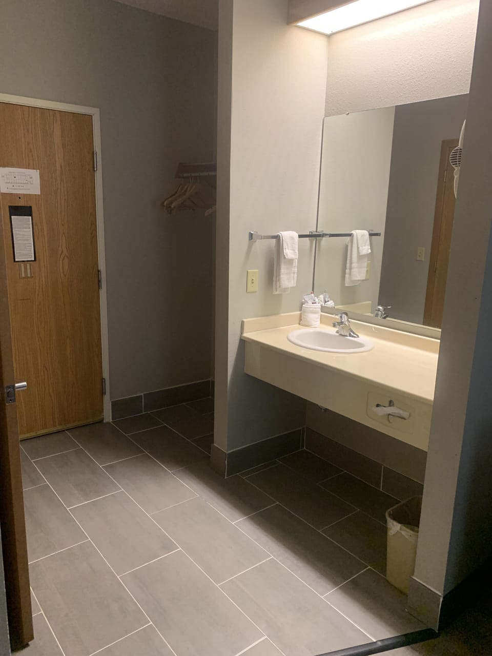 Standard Room, 1 Queen Bed, Refrigerator | Bathroom | Combined shower/tub, free toiletries, hair dryer, towels