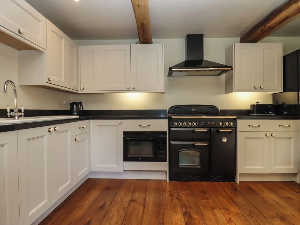 Cottage | Private kitchen | Fridge, dishwasher, electric kettle, toaster