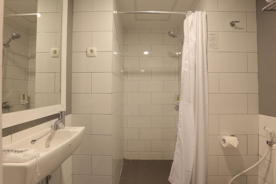 Superior Double Room | Bathroom | Shower, rainfall showerhead, free toiletries, hair dryer