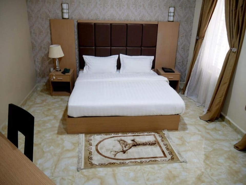 Standard Room | 1 bedroom, blackout drapes, soundproofing, iron/ironing board