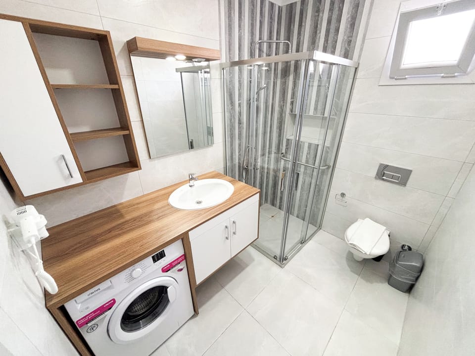 Family Suite | Bathroom | Shower, towels
