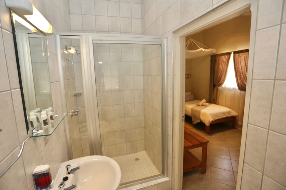Comfort Twin Room | Bathroom | Shower, rainfall showerhead, towels, soap