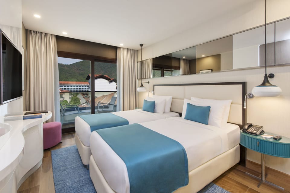 Premium bedding, free minibar, in-room safe, soundproofing