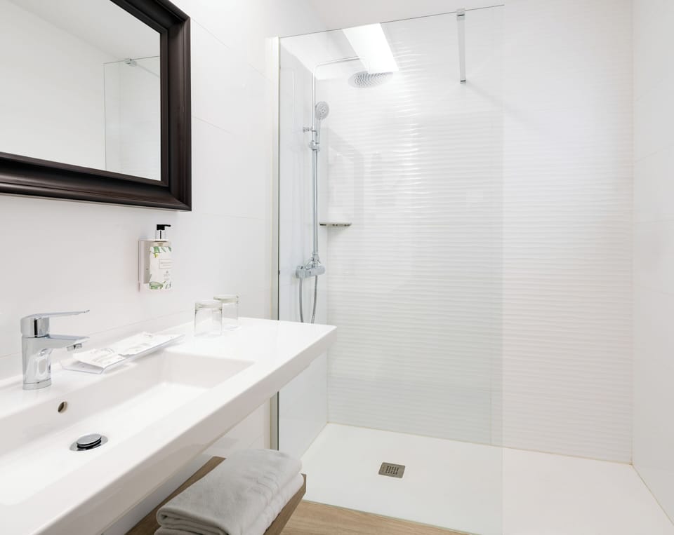 Bathtub, free toiletries, hair dryer, towels