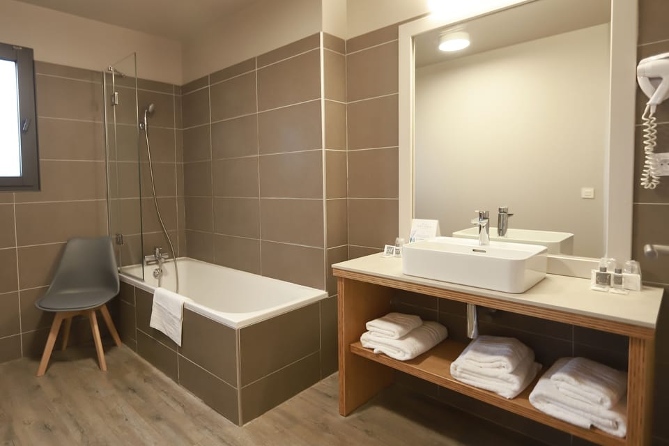 Triple Room | Bathroom | Eco-friendly toiletries, hair dryer, towels, soap