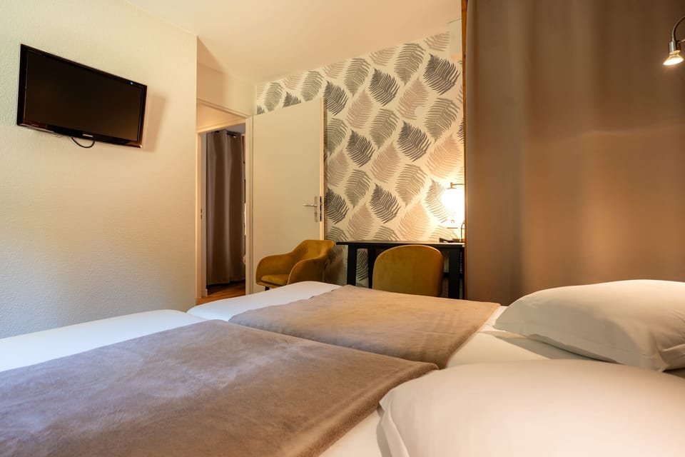 Chambres Supérieures Communicantes, 3 chambres | 1 bedroom, blackout drapes, iron/ironing board, bed sheets