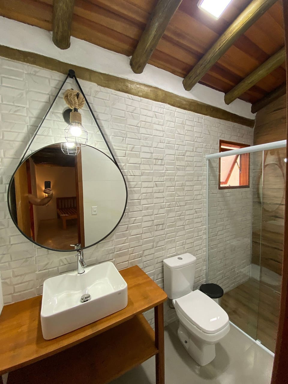 Comfort Quadruple Room | Bathroom | Shower, rainfall showerhead, free toiletries, towels