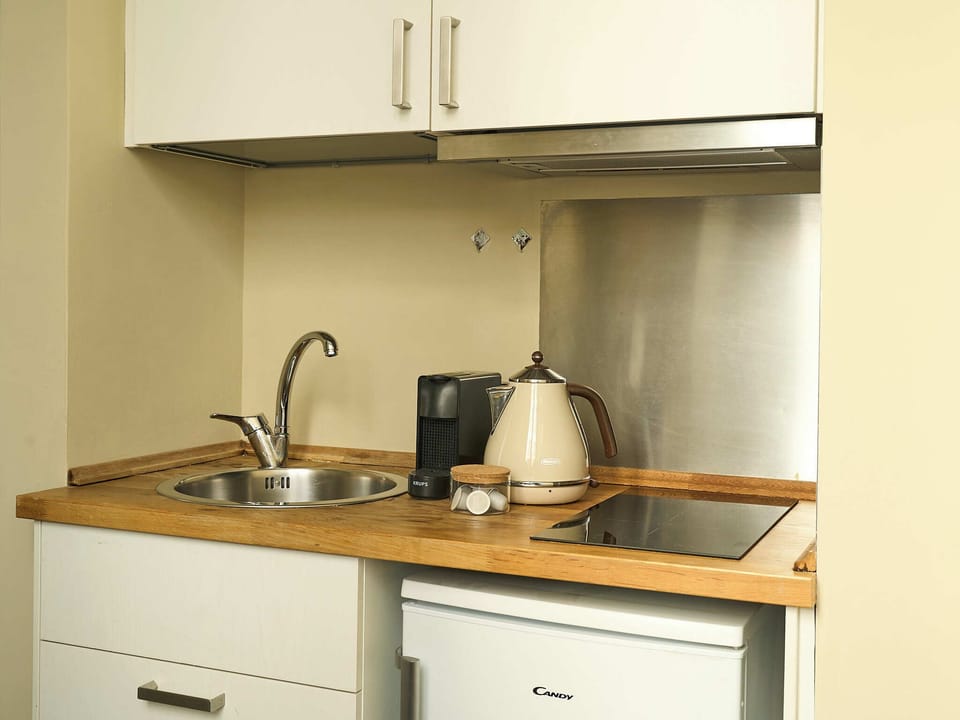 Extra Large Studio with Kitchenette and Sofa Bed | Private kitchen | Espresso maker, coffee/tea maker