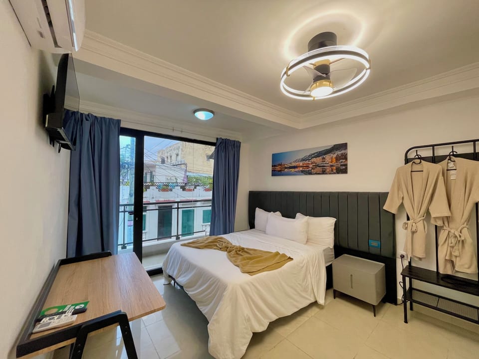 Deluxe Room | Minibar, in-room safe, desk, blackout drapes
