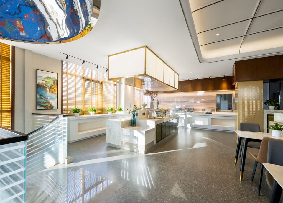 Daily buffet breakfast (CNY 38 per person)