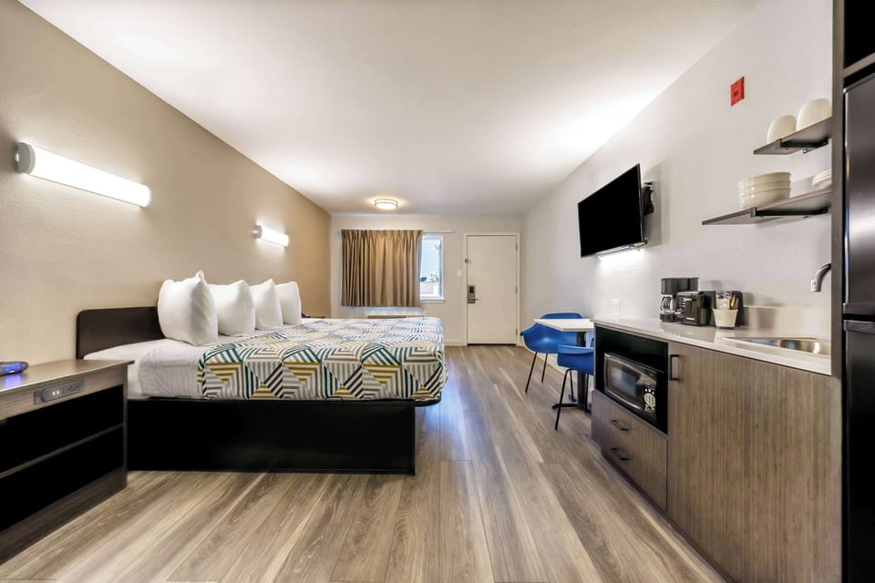 Desk, WiFi (free), bed sheets