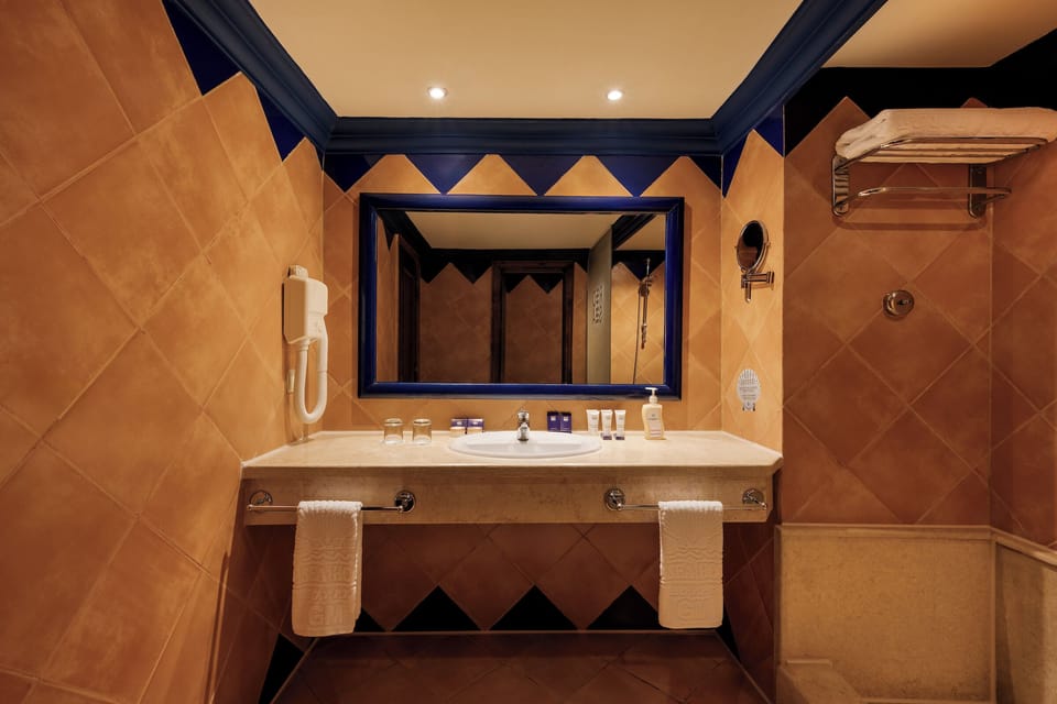 Deluxe Room | Bathroom | Free toiletries, hair dryer, towels, soap