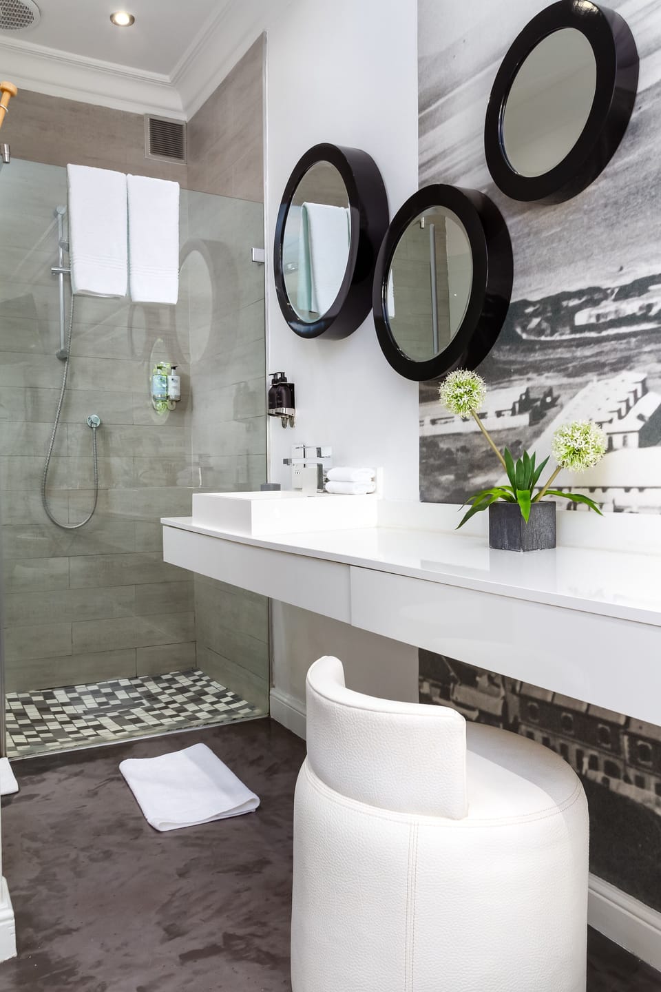 Suite (Mondrian) | Bathroom | Shower, free toiletries, hair dryer, bathrobes