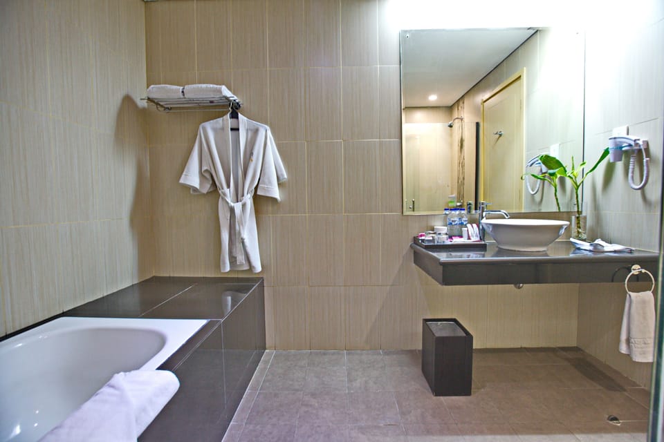 Royal Suite | Bathroom | Shower, rainfall showerhead, free toiletries, hair dryer