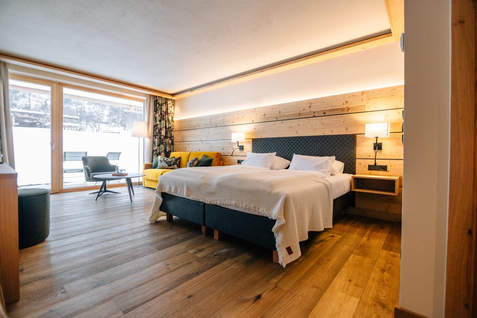 Junior Double Room | In-room safe, desk, soundproofing, bed sheets