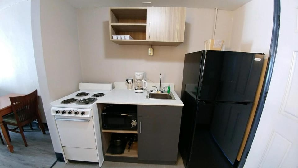 Oceanfront Deluxe Double Room with Full Kitchen | Private kitchen | Microwave, coffee/tea maker