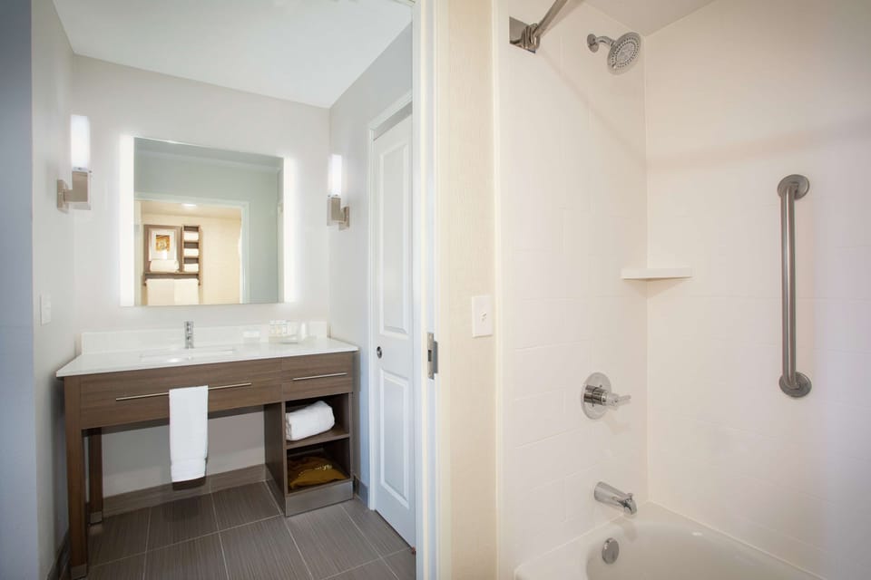 Combined shower/tub, free toiletries, hair dryer, towels