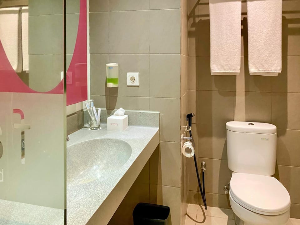 Deluxe Room | Bathroom | Shower, free toiletries, slippers, towels