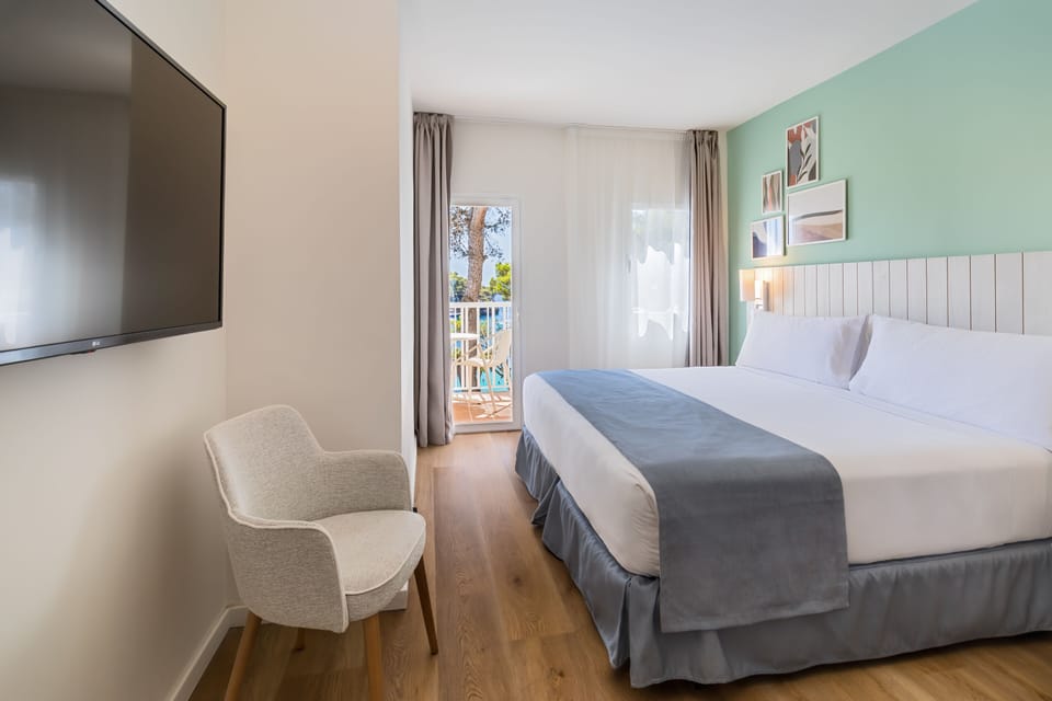 Premium bedding, in-room safe, free WiFi, bed sheets