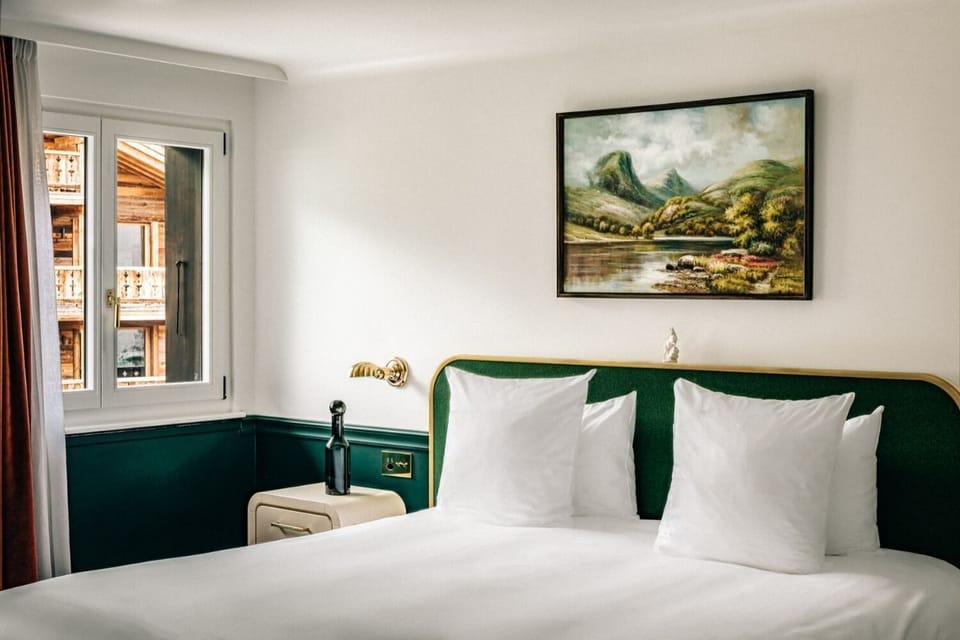 Classic Room | 1 bedroom, premium bedding, minibar, in-room safe