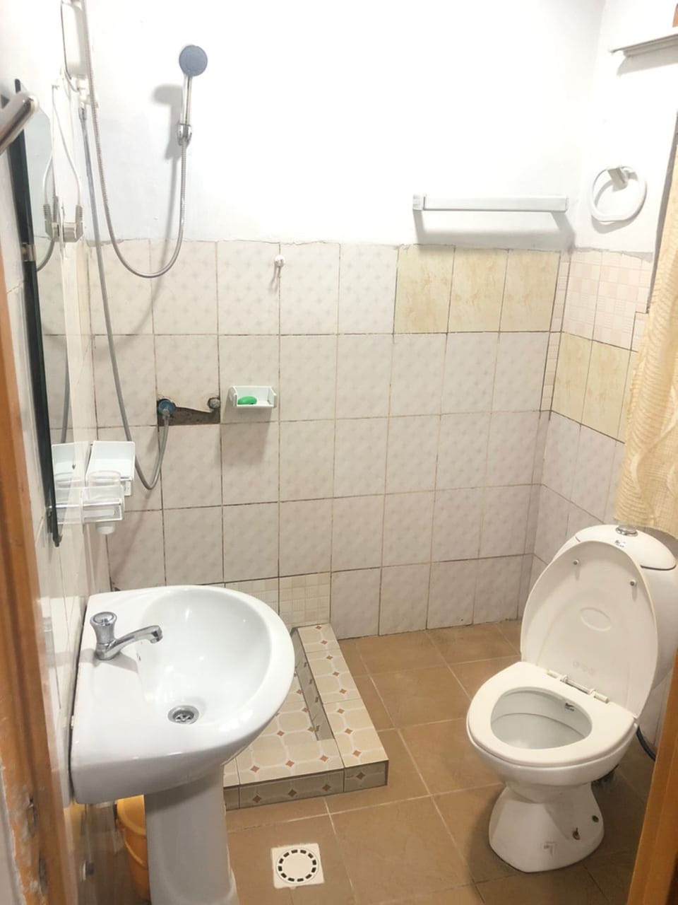 Shower, rainfall showerhead, free toiletries, hair dryer (on request)