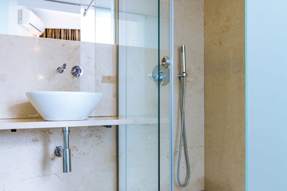 Single Room | Bathroom | Combined shower/tub, free toiletries, hair dryer, slippers