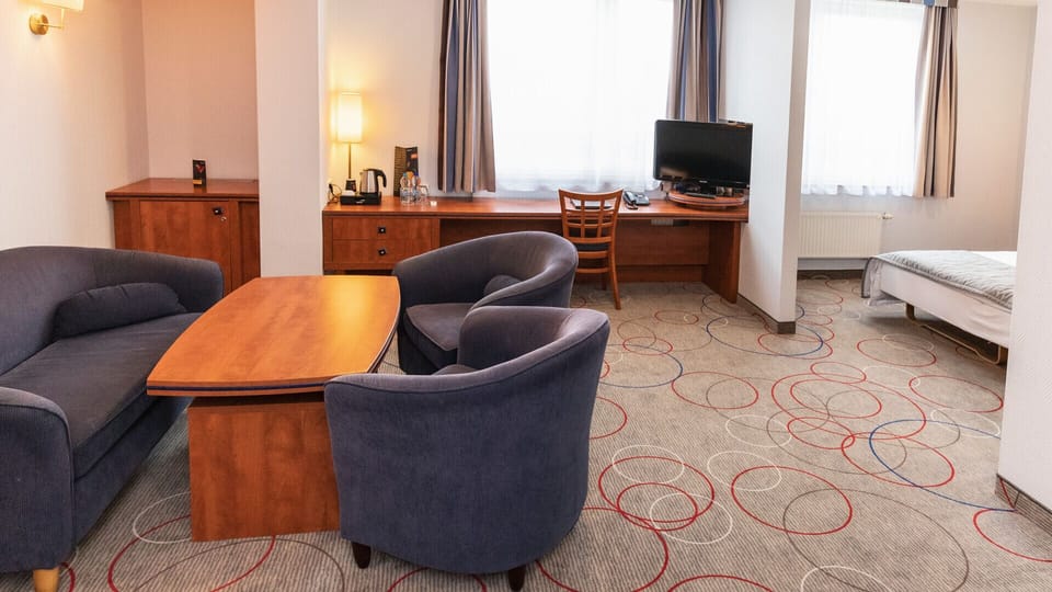 Apartment Junior Suite | Desk, iron/ironing board (on request), WiFi (free), bed sheets