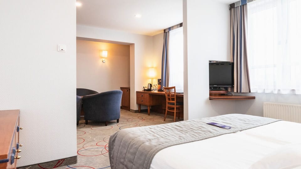 Apartment Junior Suite | Desk, iron/ironing board (on request), WiFi (free), bed sheets