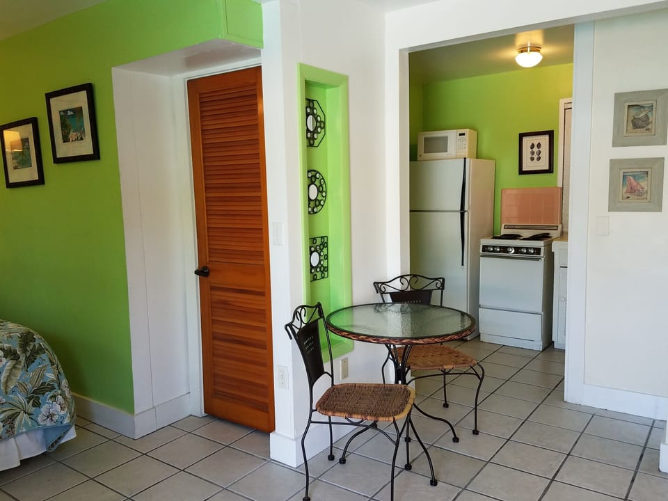 Queen Studio #9, Full Kitchen, Ground Floor, Pool View, Private Bathroom | In-room dining