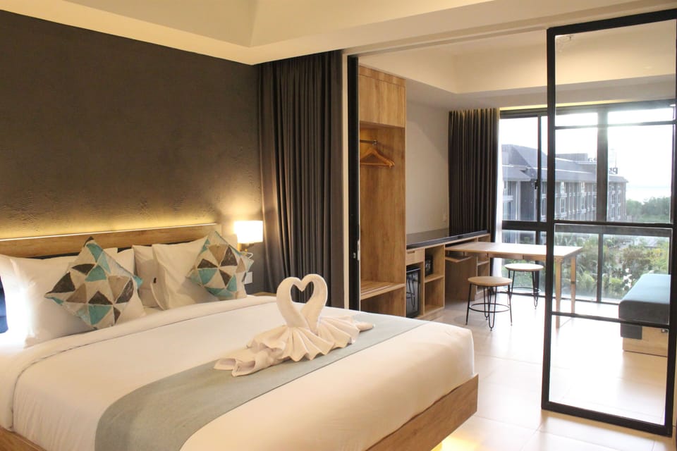 Family Suite | In-room safe, desk, blackout drapes, soundproofing